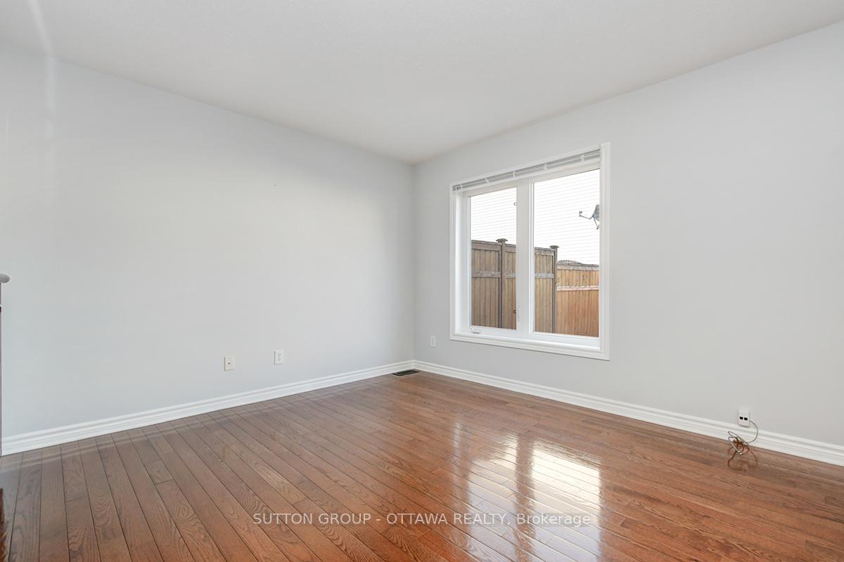 Photo 5 of 104 Par-La-Ville Circle, Ottawa, Stittsville (North) — HOMEH