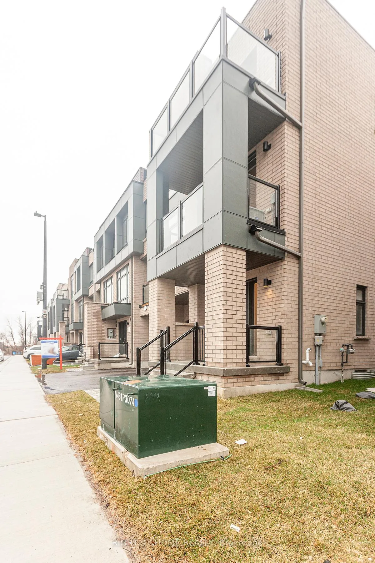 Photo 2 of 42 Dandara Gate, Vaughan, Steeles West Industrial — HOMEH