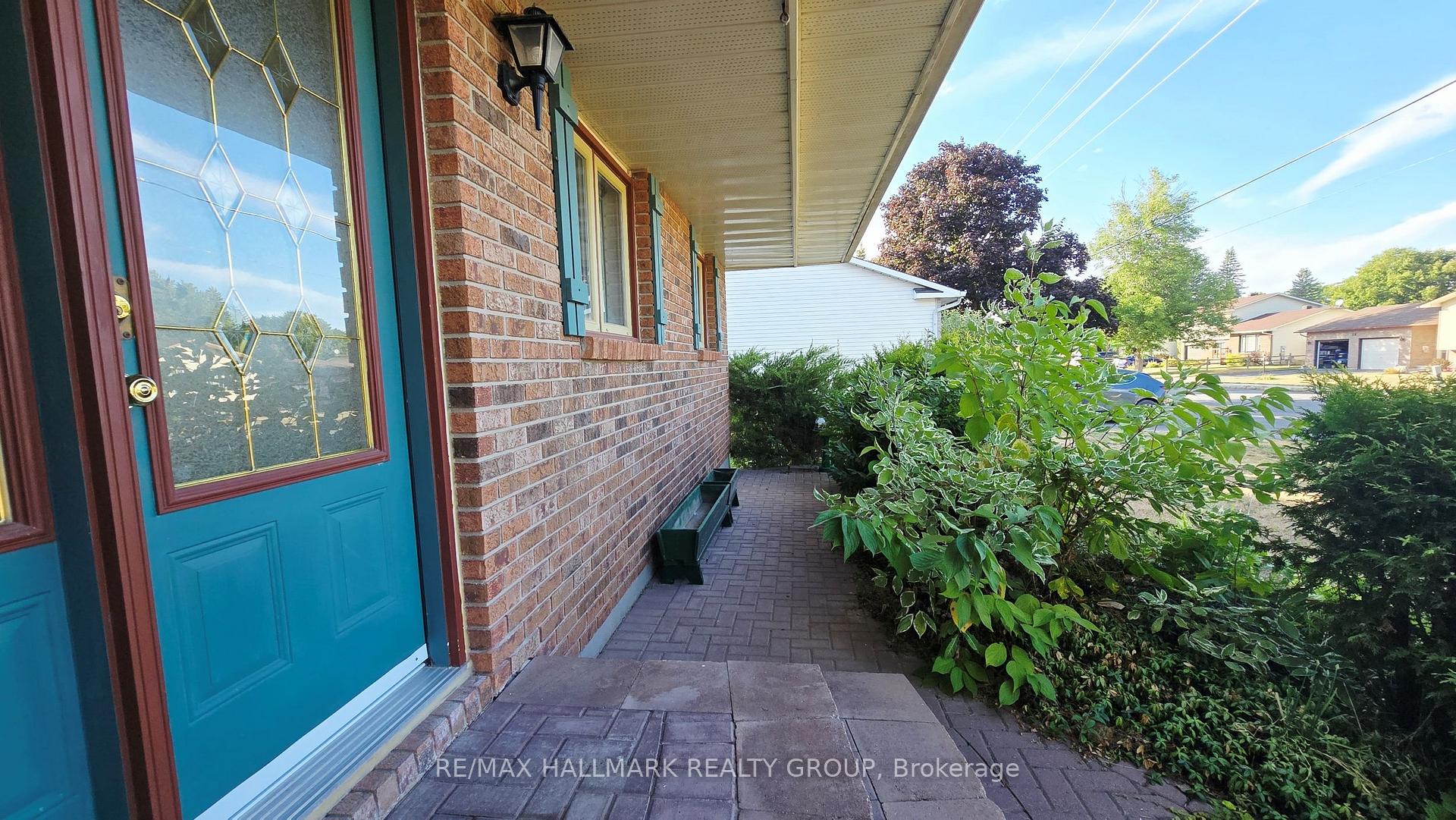 Photo 3 of 33 Fortune Street, Ottawa, Richmond — HOMEH