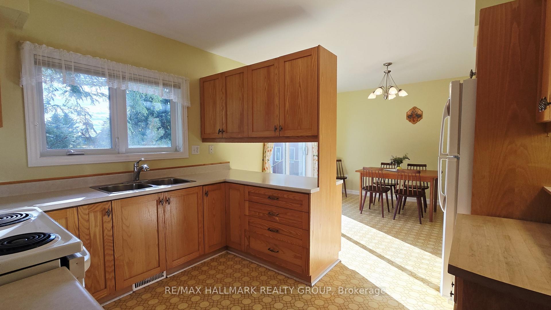Photo 10 of 33 Fortune Street, Ottawa, Richmond — HOMEH