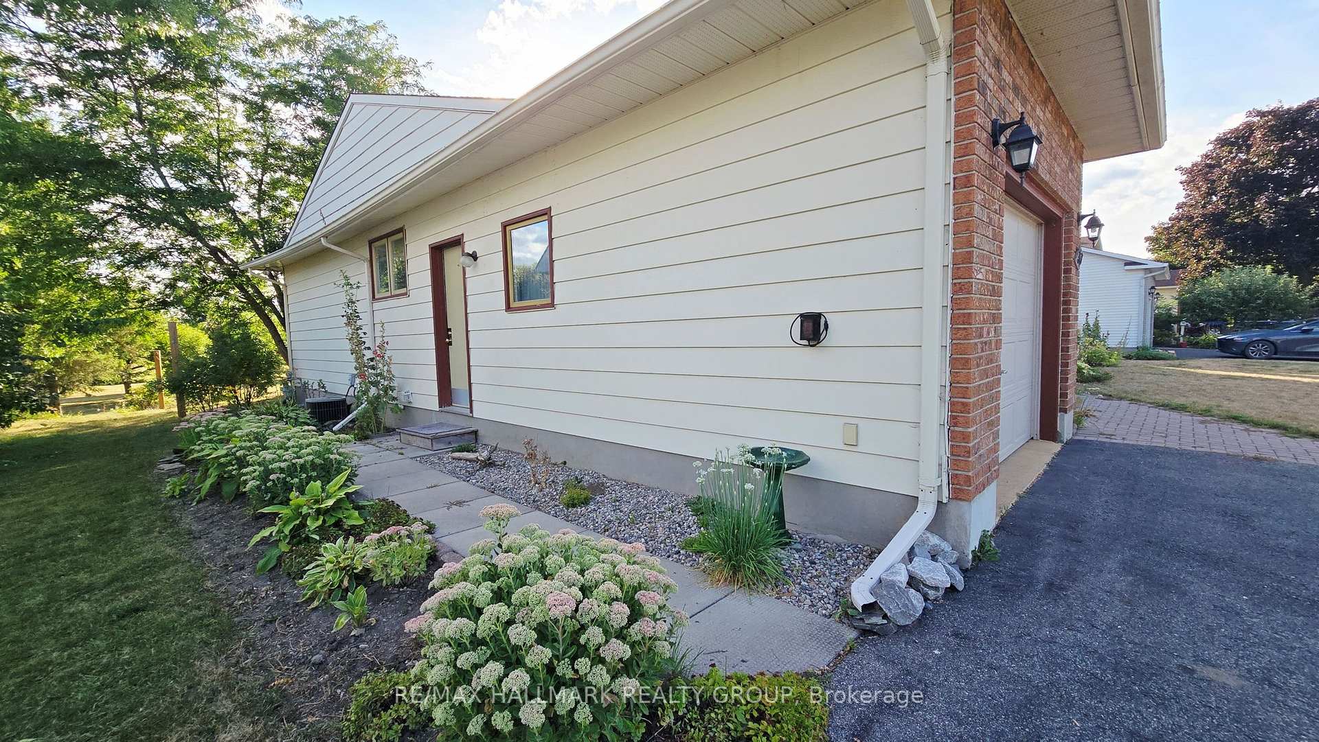 Photo 32 of 33 Fortune Street, Ottawa, Richmond — HOMEH