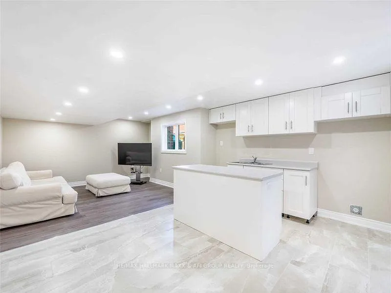 Photo 2 of 661 Mcgregor Farm Lower Trail, Newmarket, Glenway Estates — HOMEH