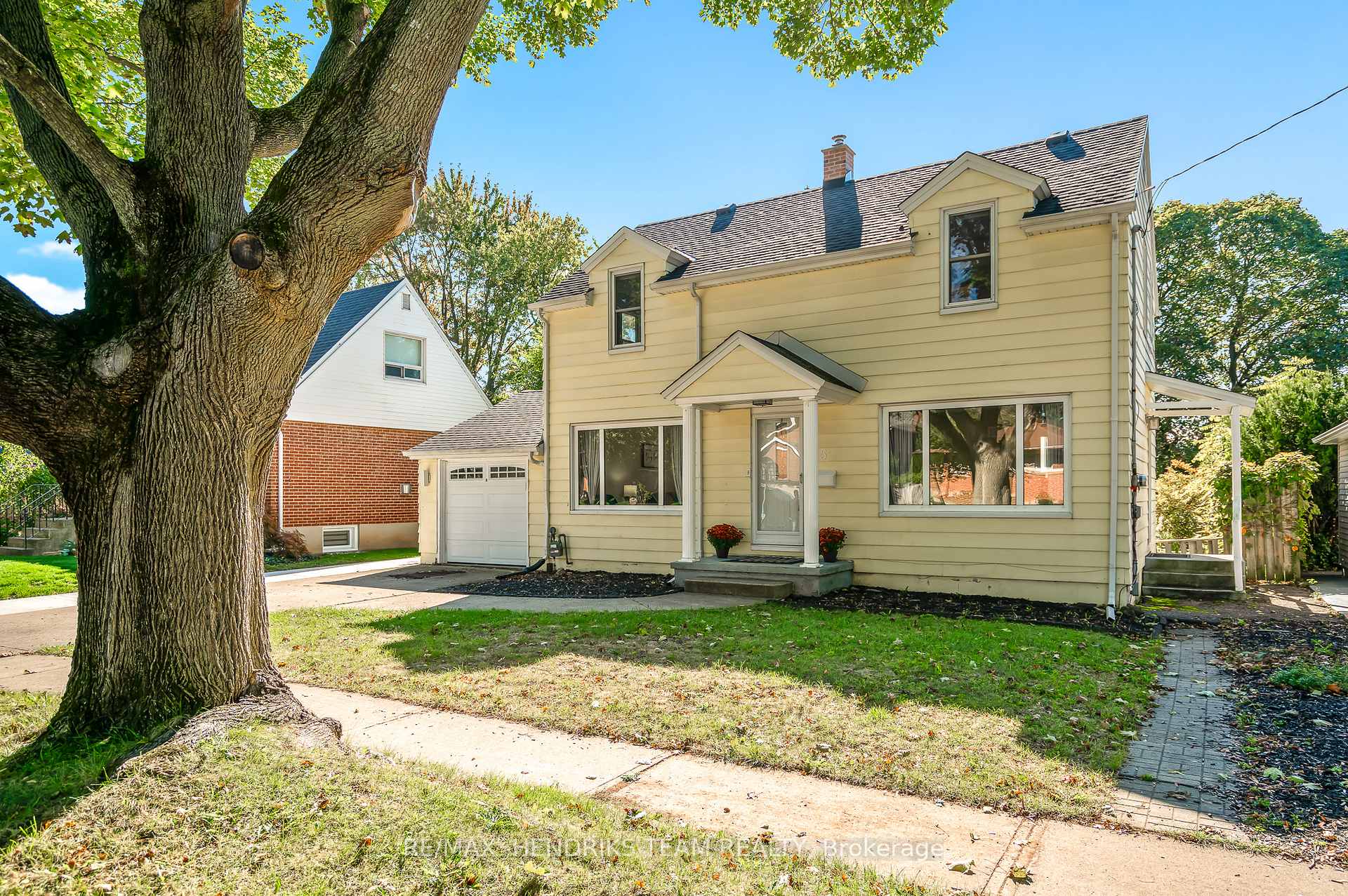 Photo 3 of 5 Maplewood Drive, St. Catharines, Vine/Linwell — HOMEH