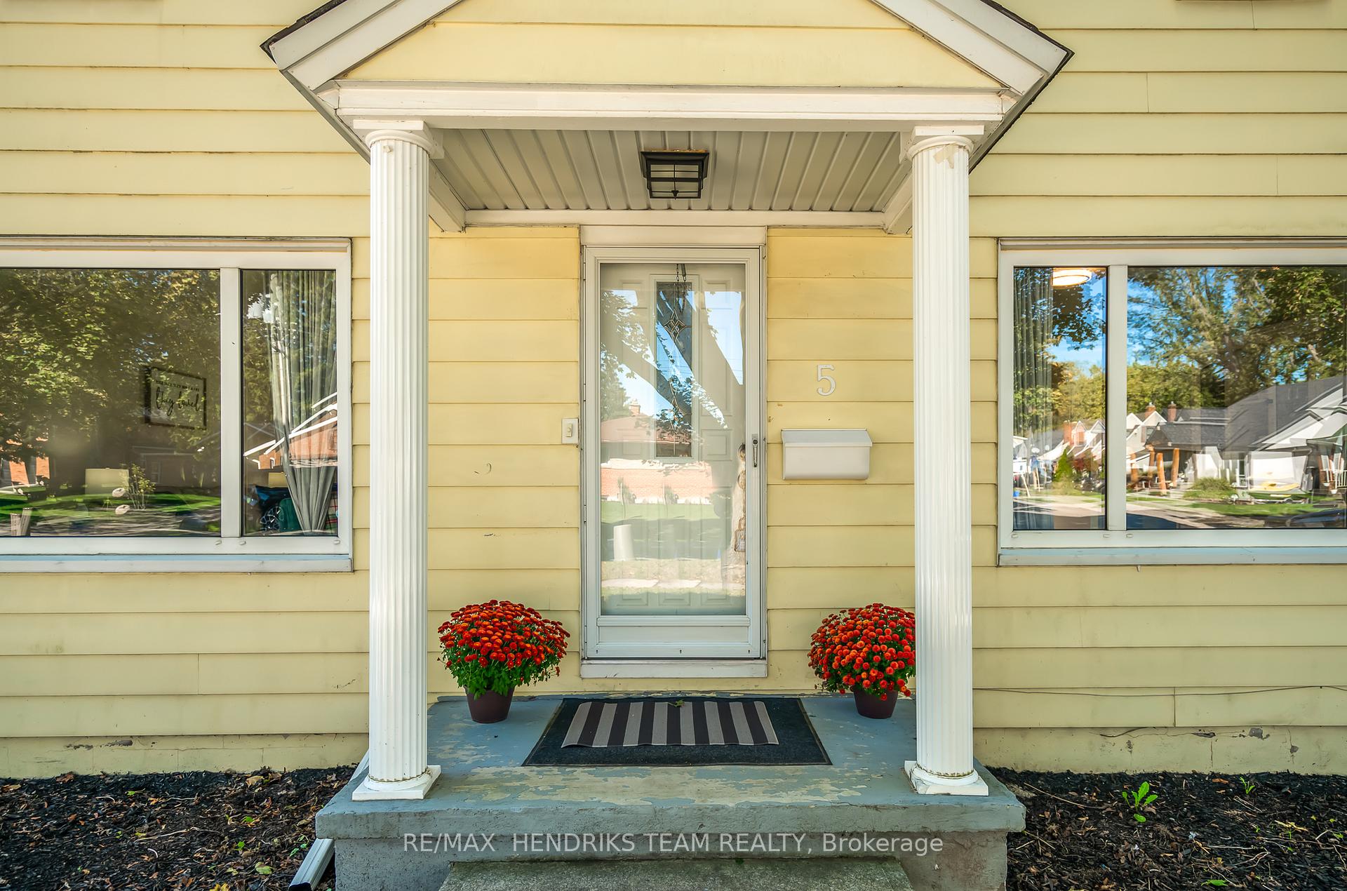 Photo 4 of 5 Maplewood Drive, St. Catharines, Vine/Linwell — HOMEH