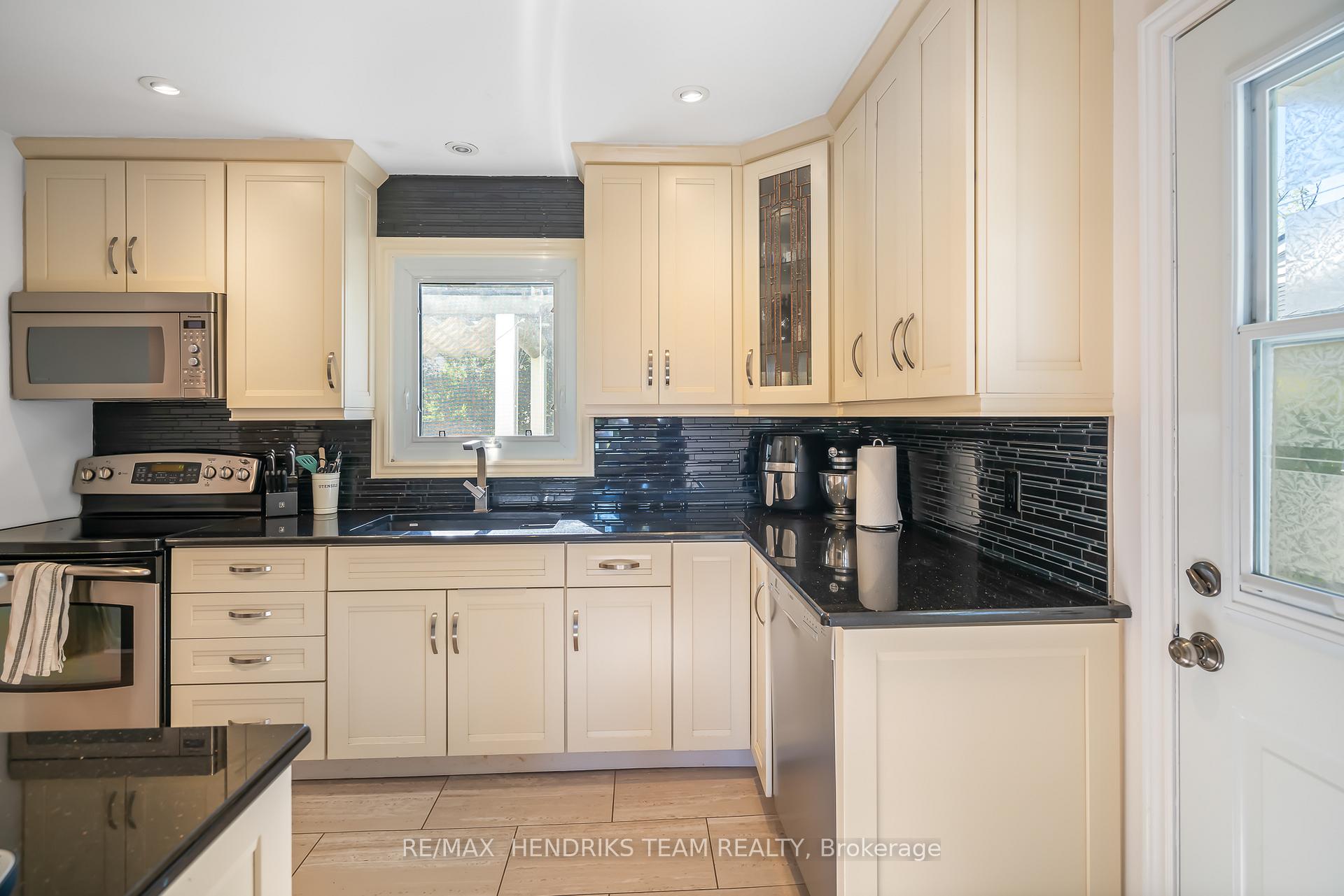 Photo 9 of 5 Maplewood Drive, St. Catharines, Vine/Linwell — HOMEH