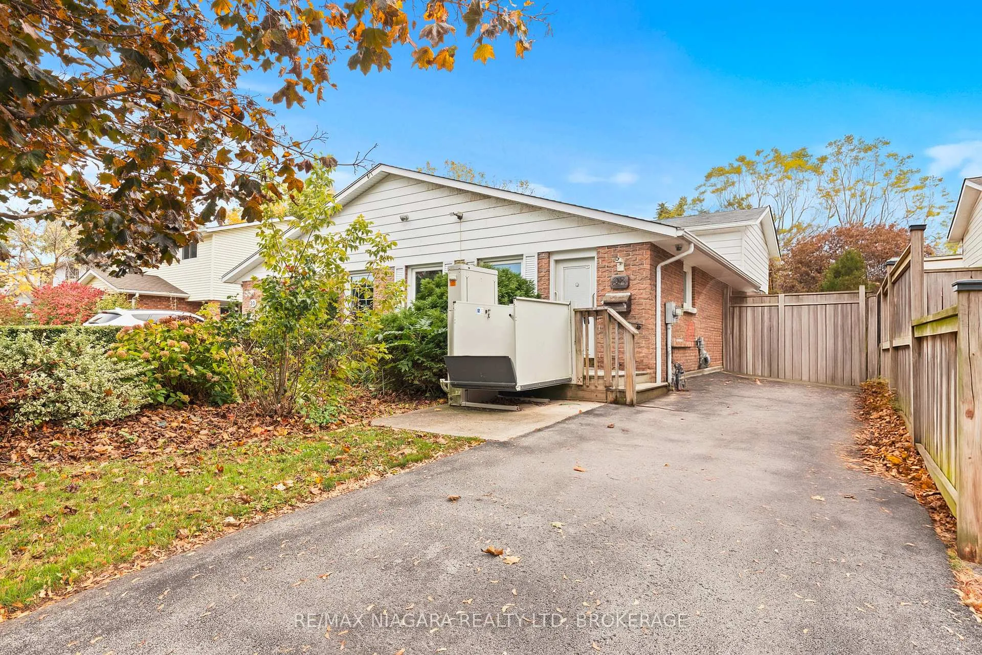 Photo 2 of 28 Runcorn Street, St. Catharines, Port Weller — HOMEH
