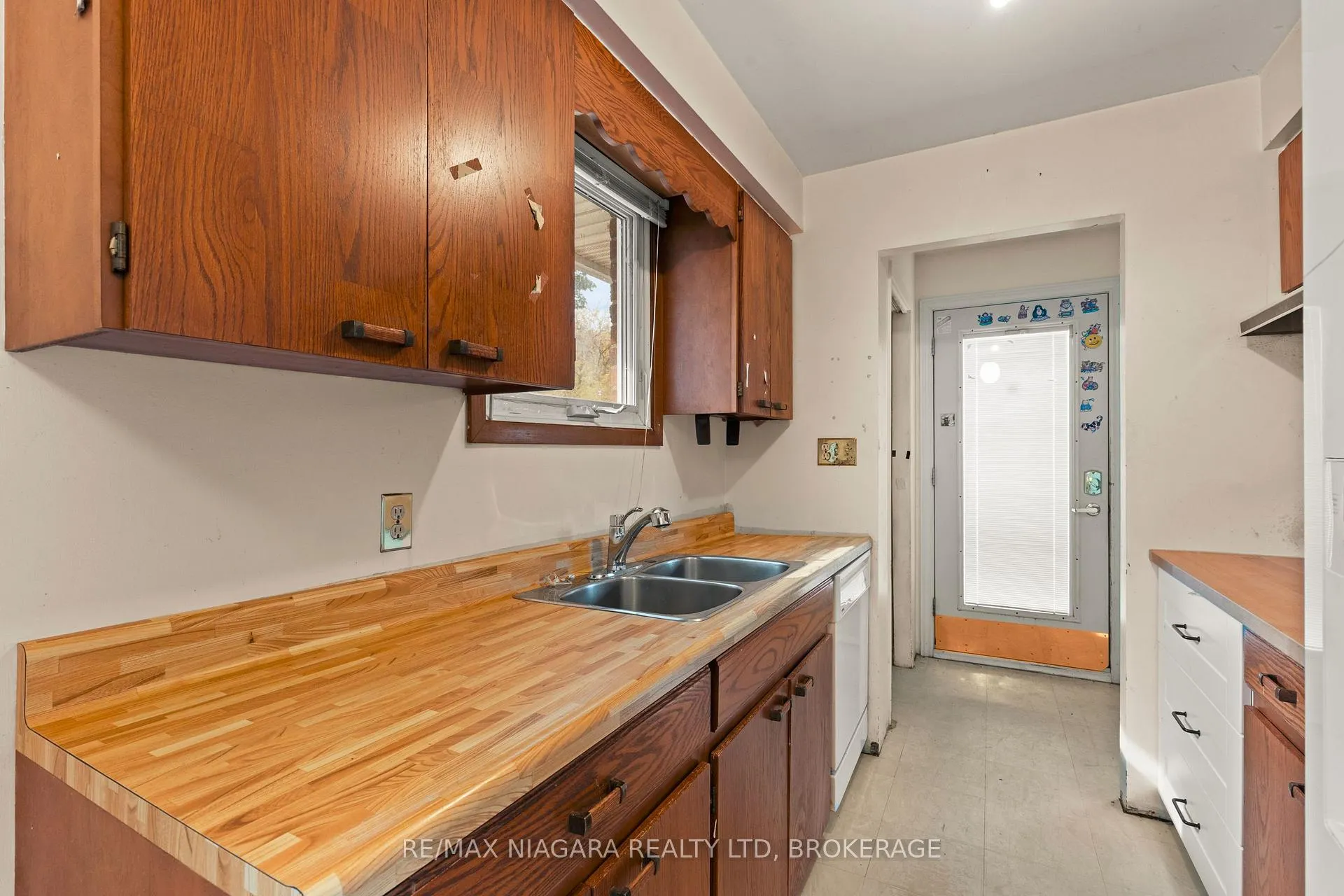 Photo 38 of 28 Runcorn Street, St. Catharines, Port Weller — HOMEH