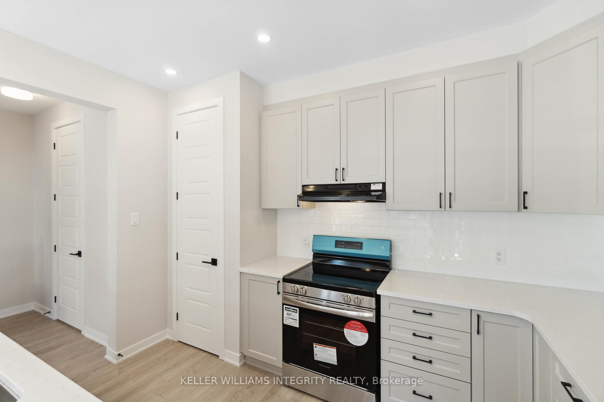 Photo 7 of 60 Stitch Mews, Ottawa, Goulbourn Twp From Franktown Rd/South To Rideau — HOMEH