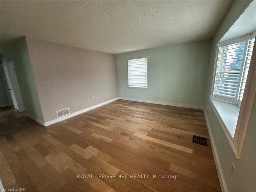 Photo 1 of 21 Grapeview Drive, St. Catharines, Grapeview — HOMEH