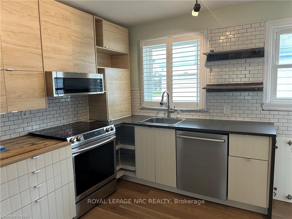 Photo 2 of 21 Grapeview Drive, St. Catharines, Grapeview — HOMEH