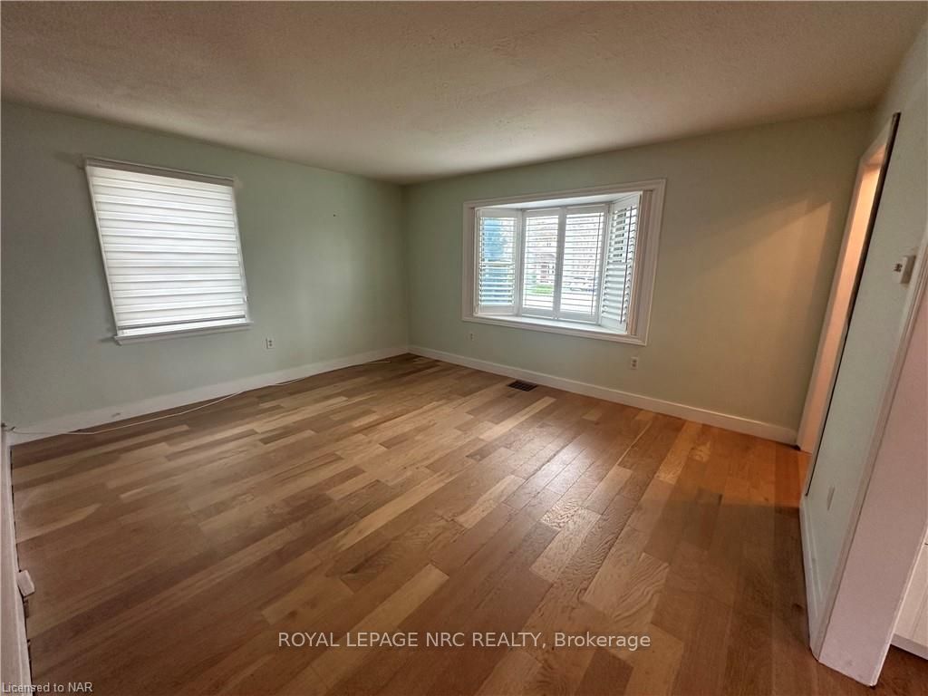 Photo 4 of 21 Grapeview Drive, St. Catharines, Grapeview — HOMEH