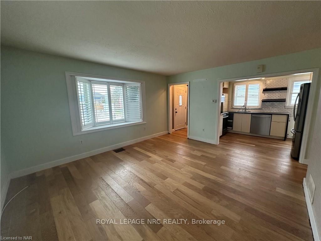 Photo 5 of 21 Grapeview Drive, St. Catharines, Grapeview — HOMEH