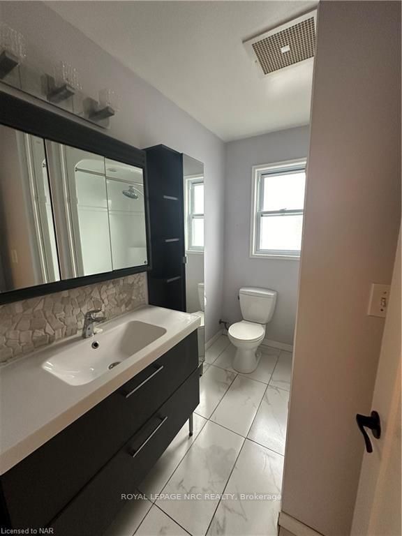 Photo 7 of 21 Grapeview Drive, St. Catharines, Grapeview — HOMEH