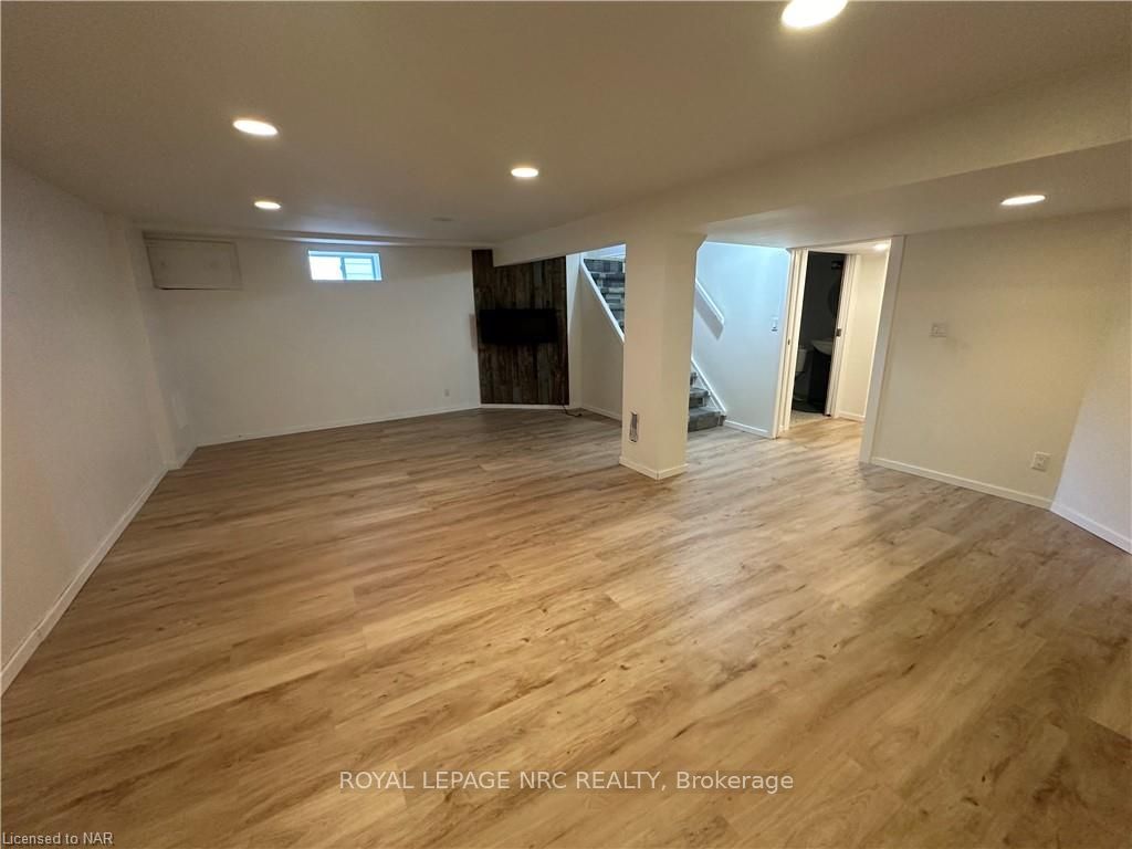 Photo 10 of 21 Grapeview Drive, St. Catharines, Grapeview — HOMEH