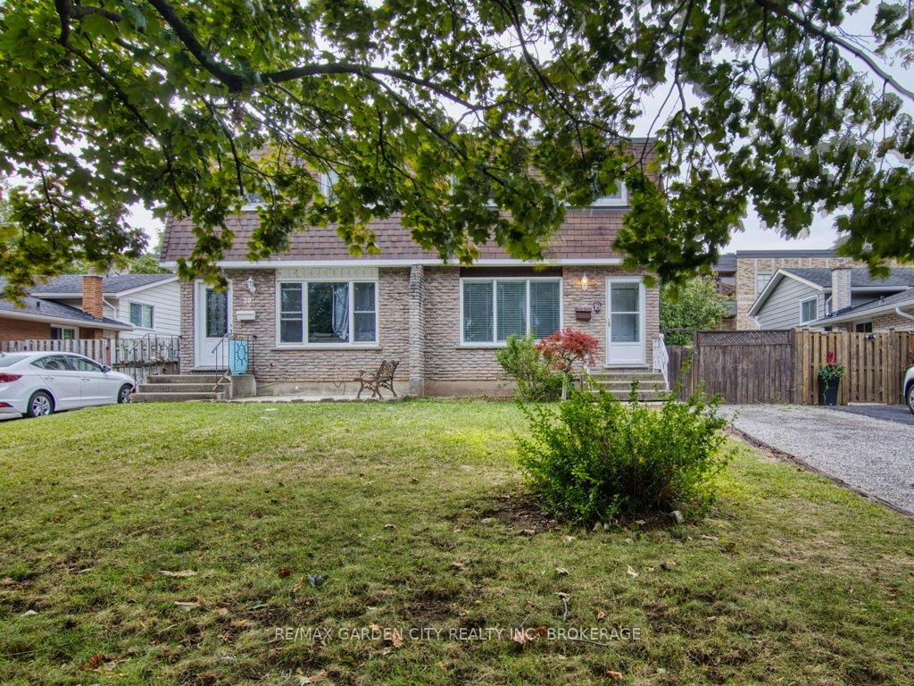 Photo 2 of 18 Prince Paul Crescent, St. Catharines, Lakeport — HOMEH