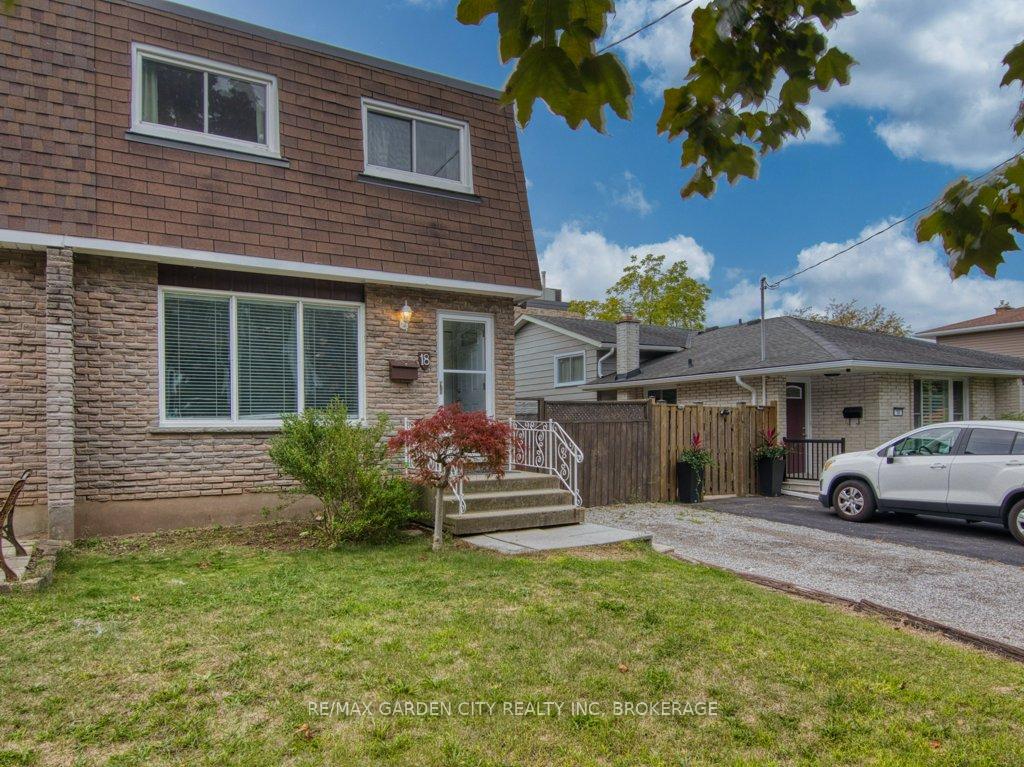 Photo 3 of 18 Prince Paul Crescent, St. Catharines, Lakeport — HOMEH