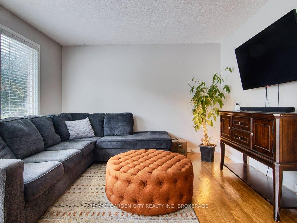 Photo 4 of 18 Prince Paul Crescent, St. Catharines, Lakeport — HOMEH