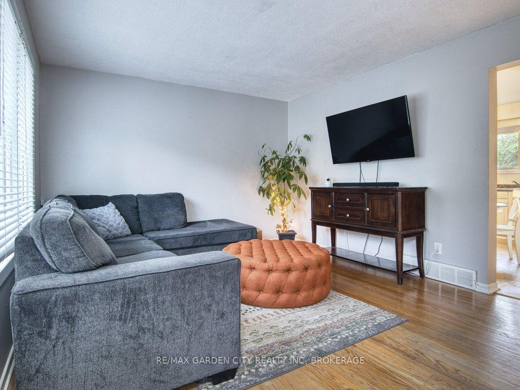 Photo 5 of 18 Prince Paul Crescent, St. Catharines, Lakeport — HOMEH