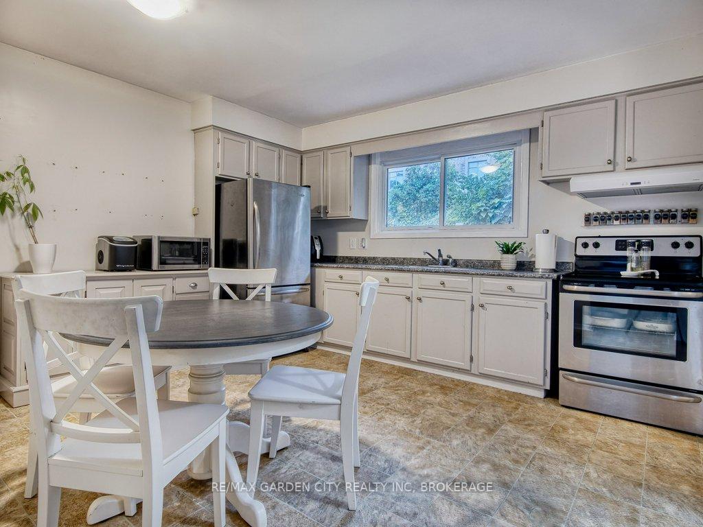 Photo 8 of 18 Prince Paul Crescent, St. Catharines, Lakeport — HOMEH