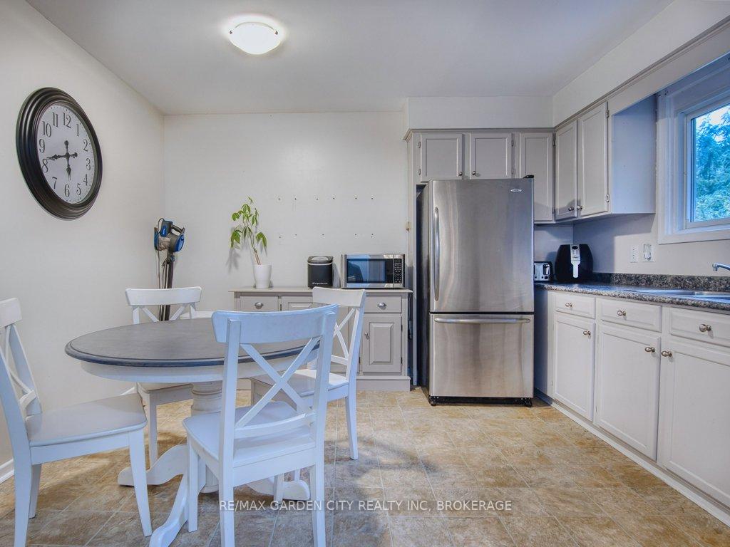 Photo 9 of 18 Prince Paul Crescent, St. Catharines, Lakeport — HOMEH