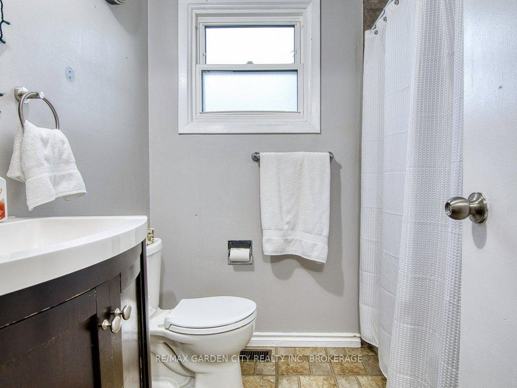 Photo 16 of 18 Prince Paul Crescent, St. Catharines, Lakeport — HOMEH