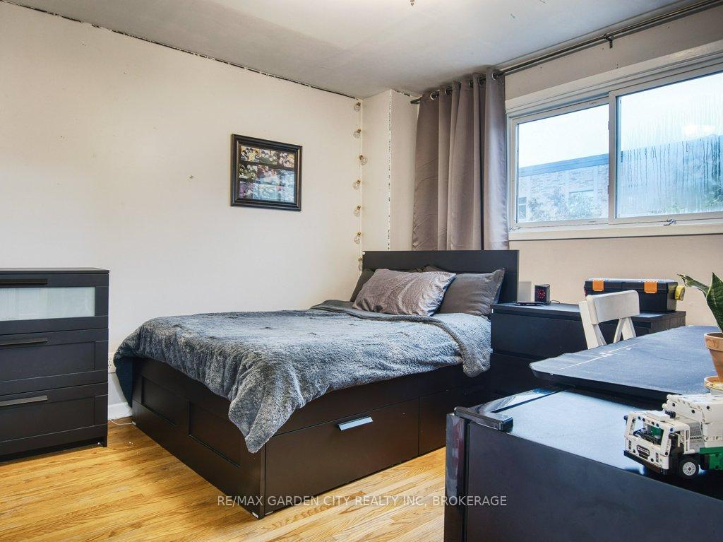 Photo 20 of 18 Prince Paul Crescent, St. Catharines, Lakeport — HOMEH