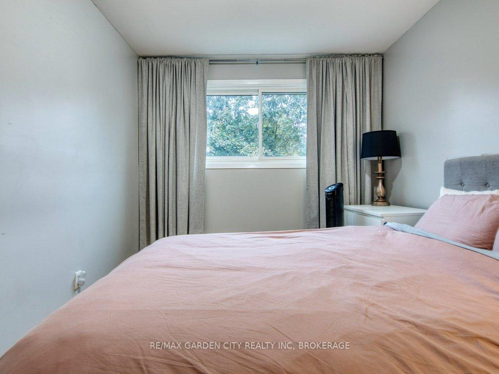 Photo 23 of 18 Prince Paul Crescent, St. Catharines, Lakeport — HOMEH