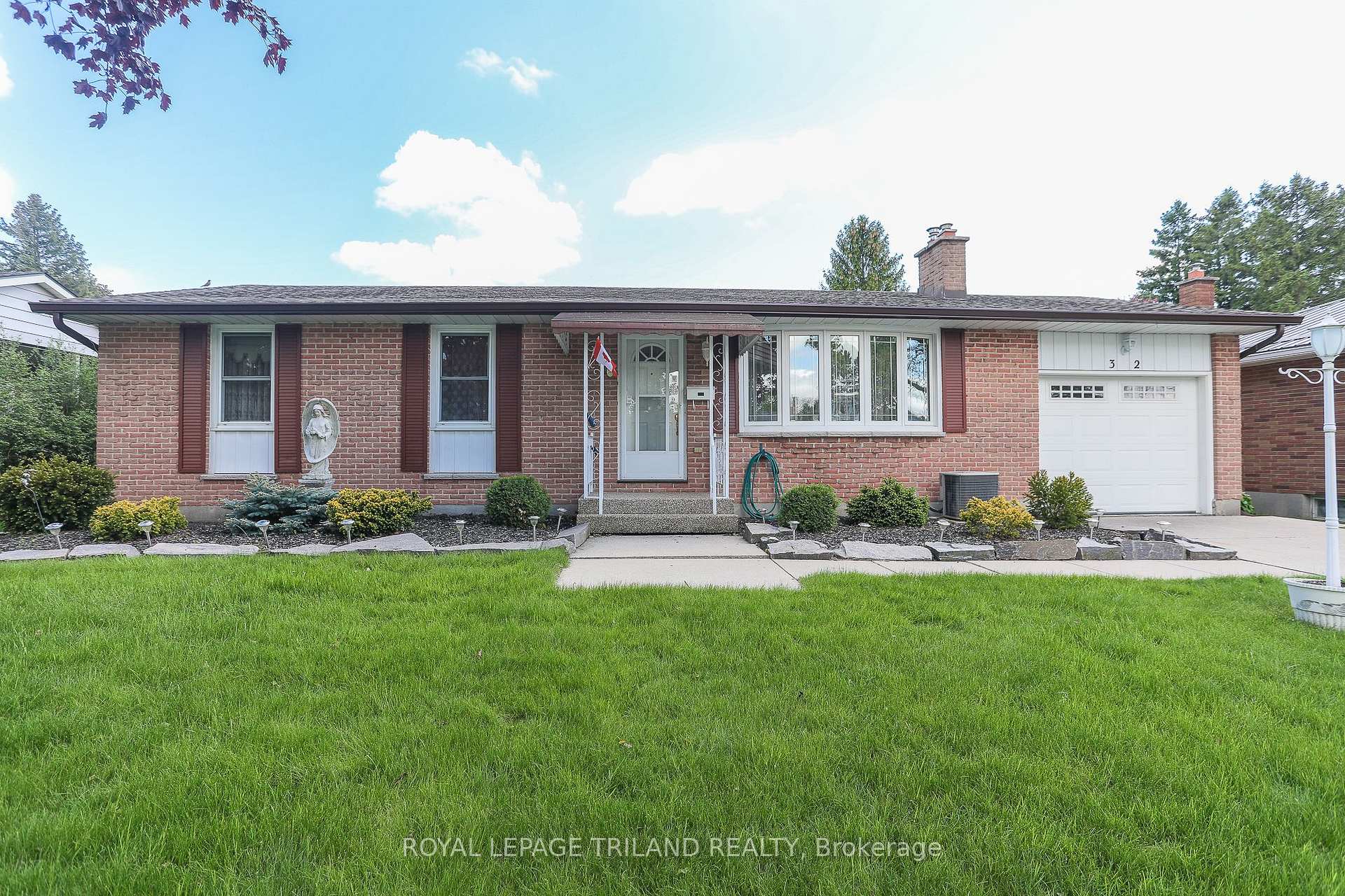 Front of 32 Applewood Crescent