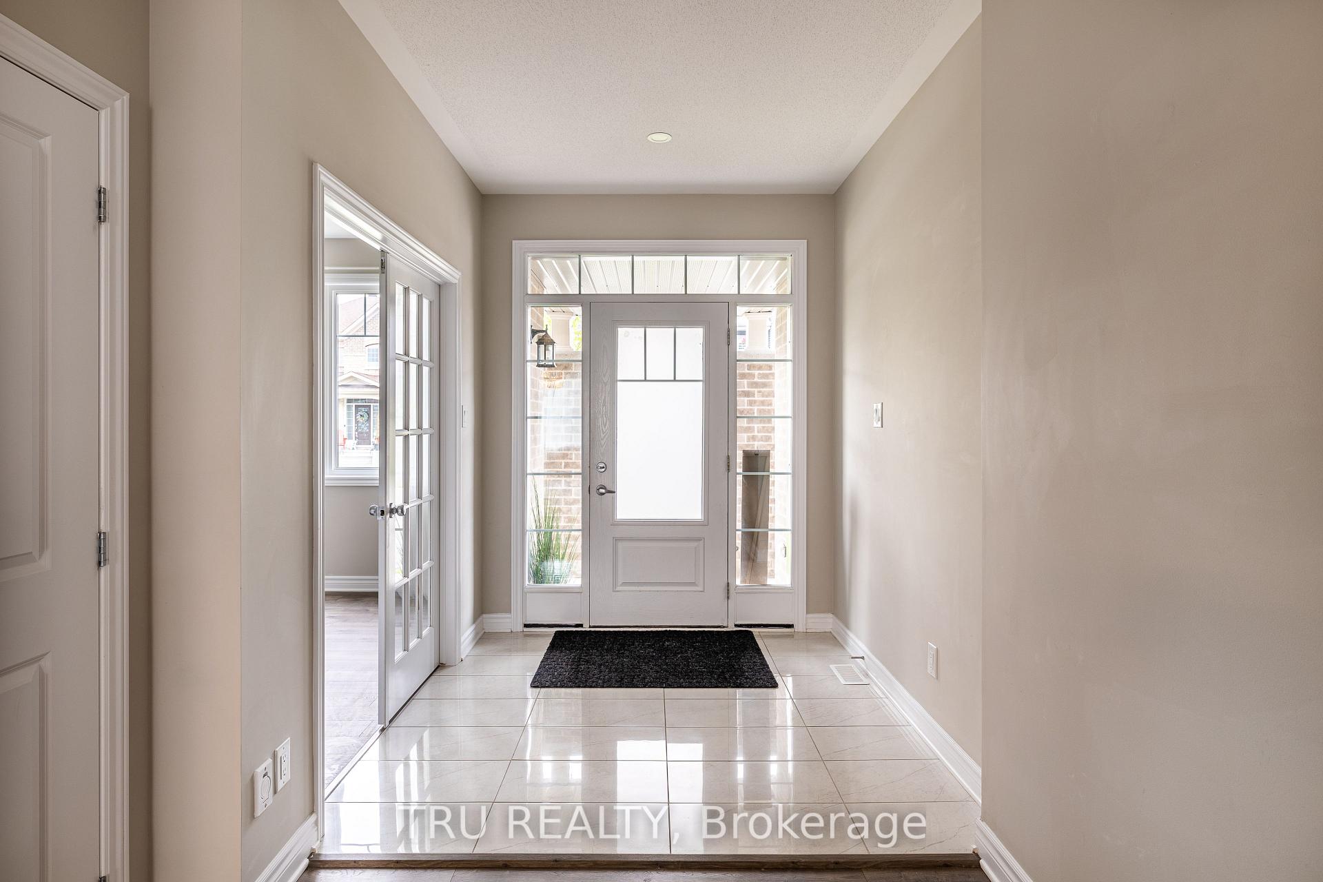 Photo 3 of 121 Discovery Crescent, Ottawa, Stittsville (North) — HOMEH