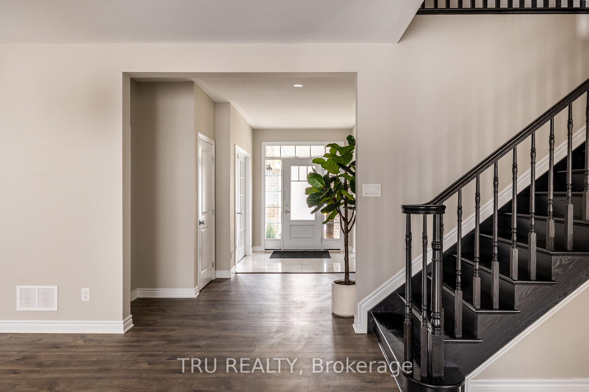 Photo 4 of 121 Discovery Crescent, Ottawa, Stittsville (North) — HOMEH