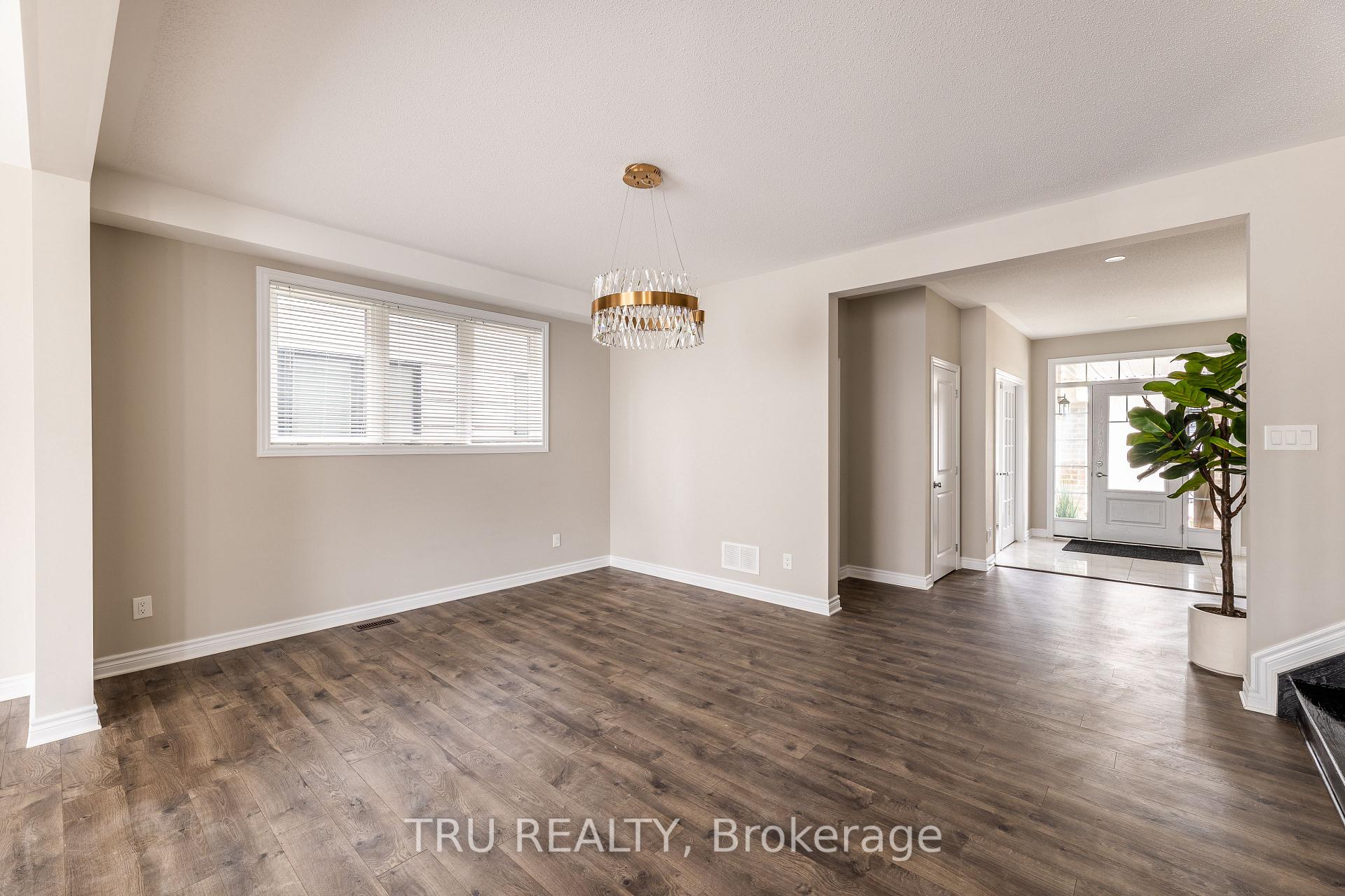 Photo 6 of 121 Discovery Crescent, Ottawa, Stittsville (North) — HOMEH