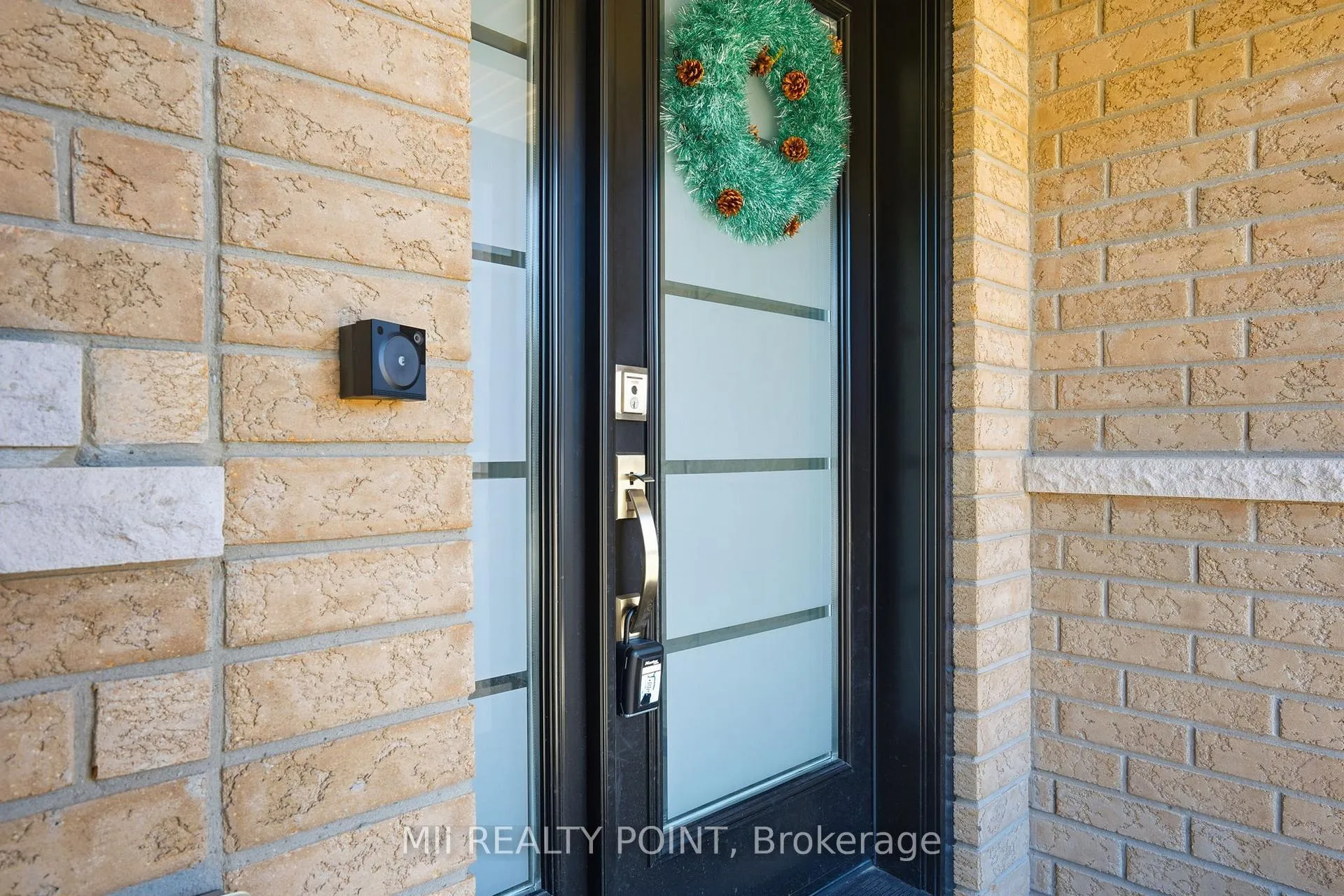 Photo 4 of 84 John Matthews Crescent, Clarington, Courtice — HOMEH