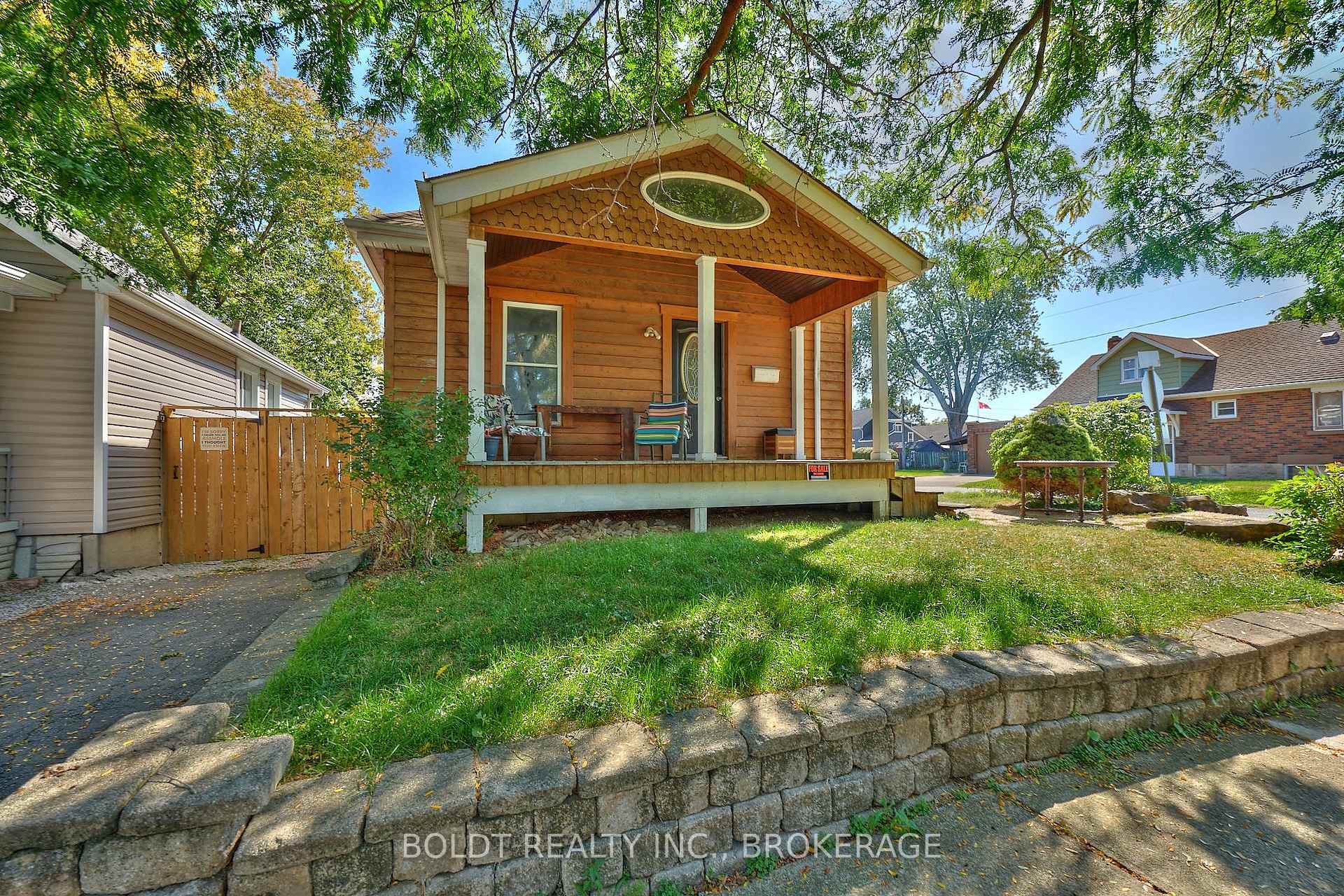 Photo 2 of 20 Grantham Avenue S, St. Catharines, E. Chester — HOMEH