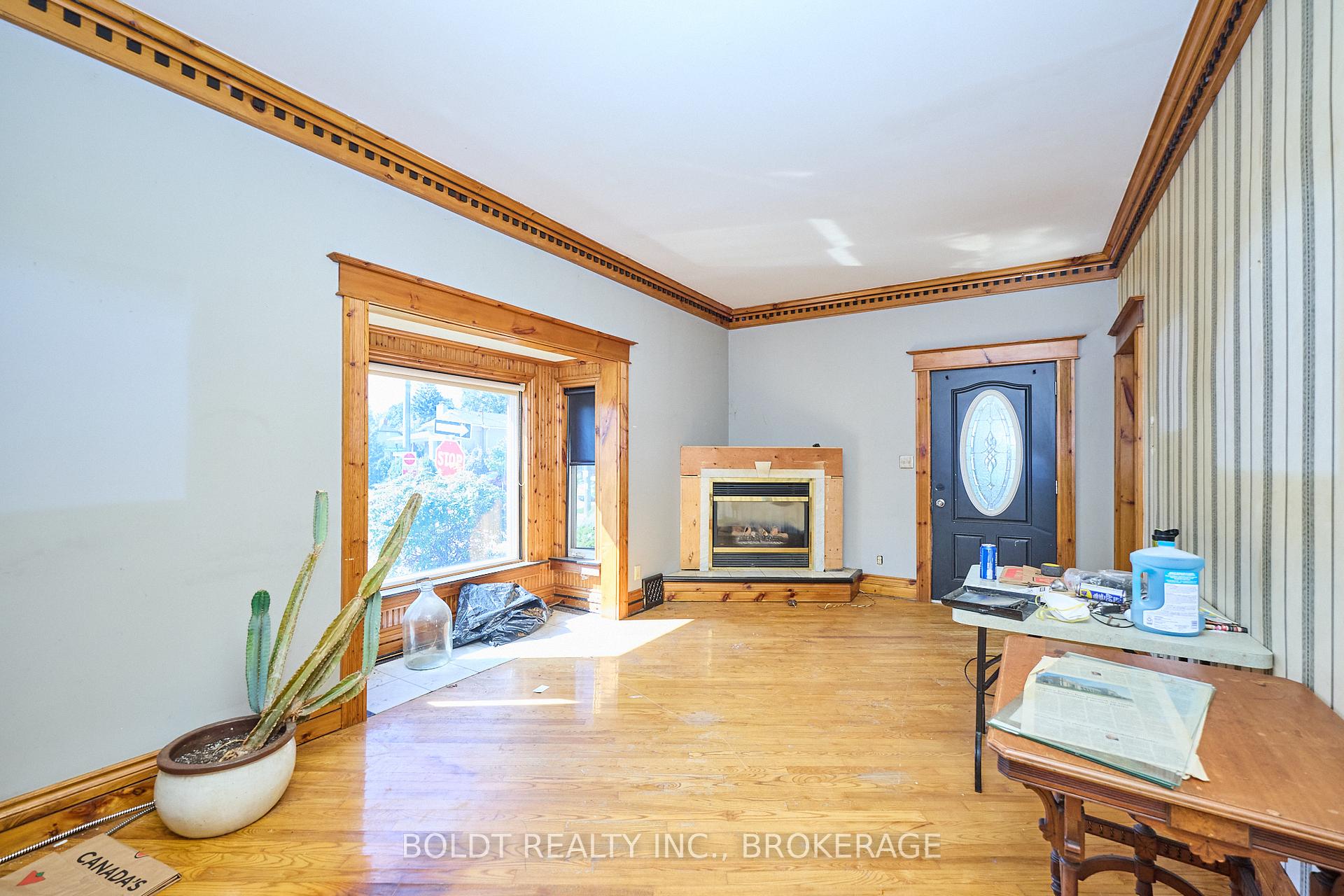 Photo 4 of 20 Grantham Avenue S, St. Catharines, E. Chester — HOMEH