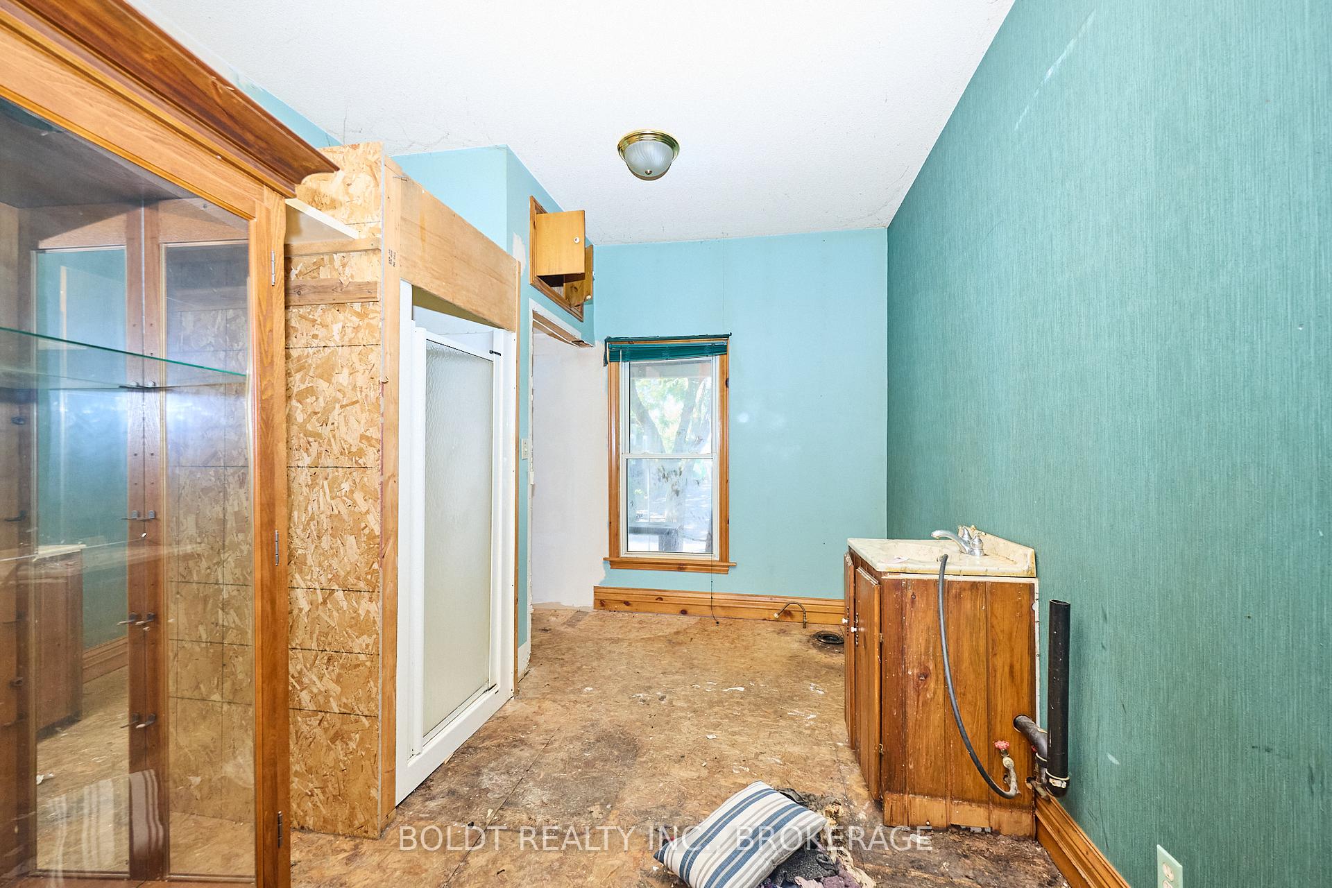 Photo 11 of 20 Grantham Avenue S, St. Catharines, E. Chester — HOMEH