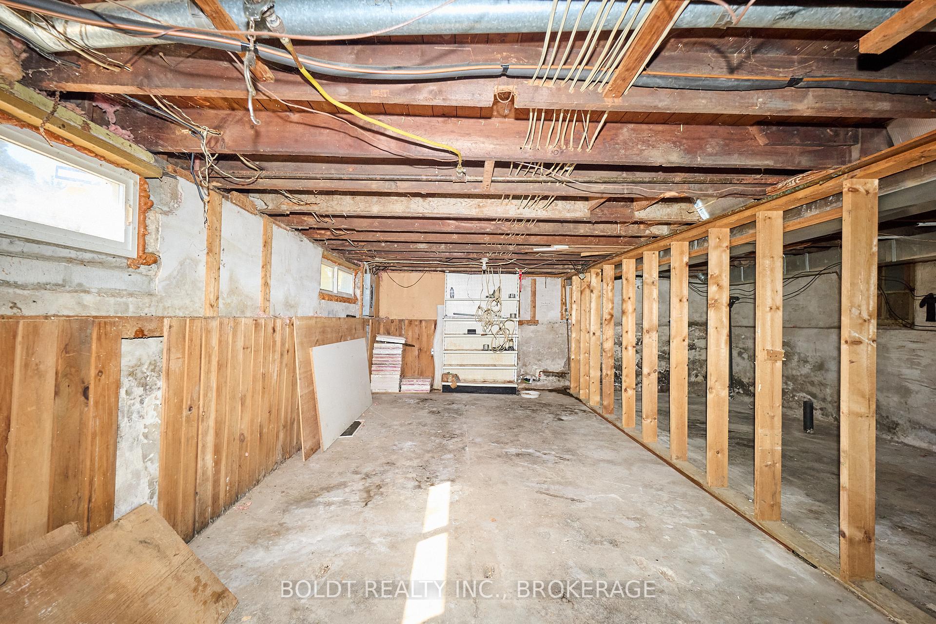 Photo 12 of 20 Grantham Avenue S, St. Catharines, E. Chester — HOMEH