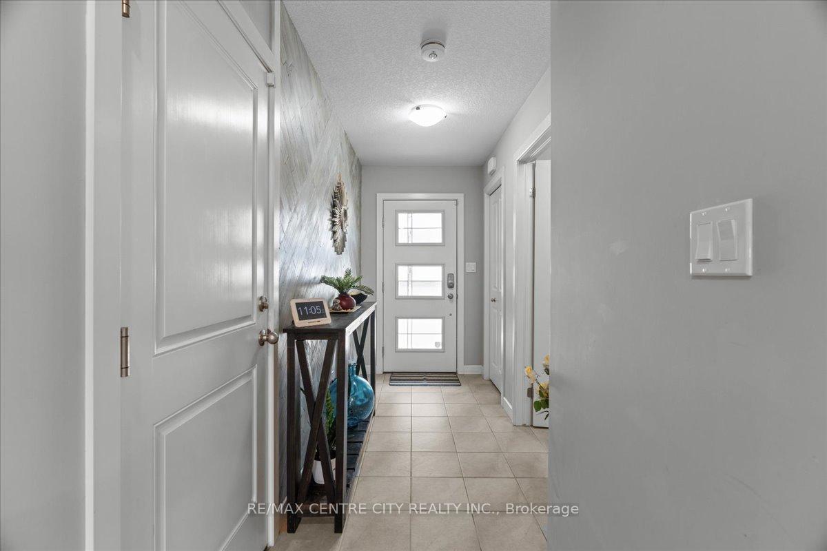 Photo 5 of 34 Empire Parkway, St. Thomas — HOMEH