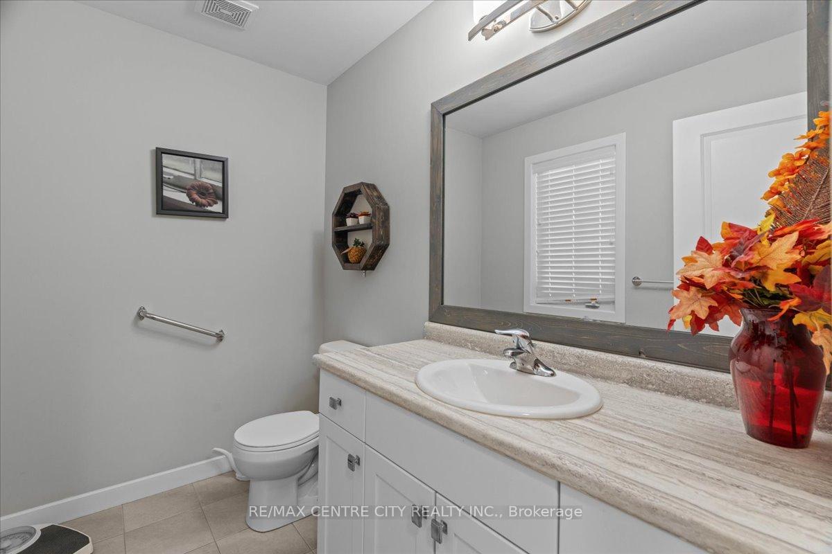 Photo 10 of 34 Empire Parkway, St. Thomas — HOMEH