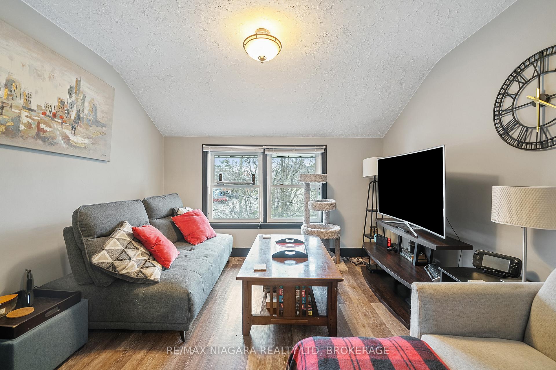 Photo 8 of Unit Upper, 35 1/2 Cherry Street E, St. Catharines, Downtown — HOMEH