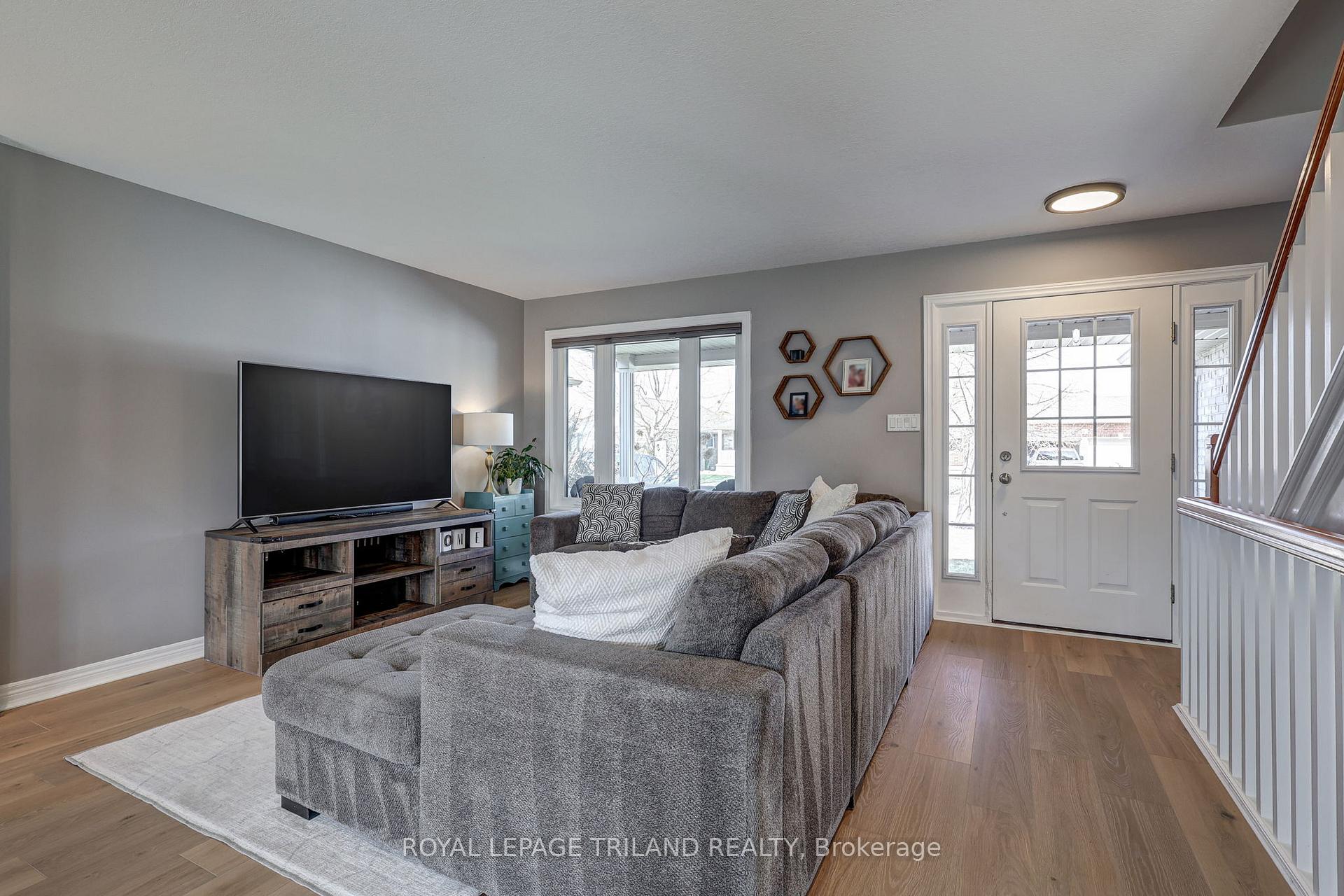 Photo 5 of 12 Redtail Court, St. Thomas — HOMEH