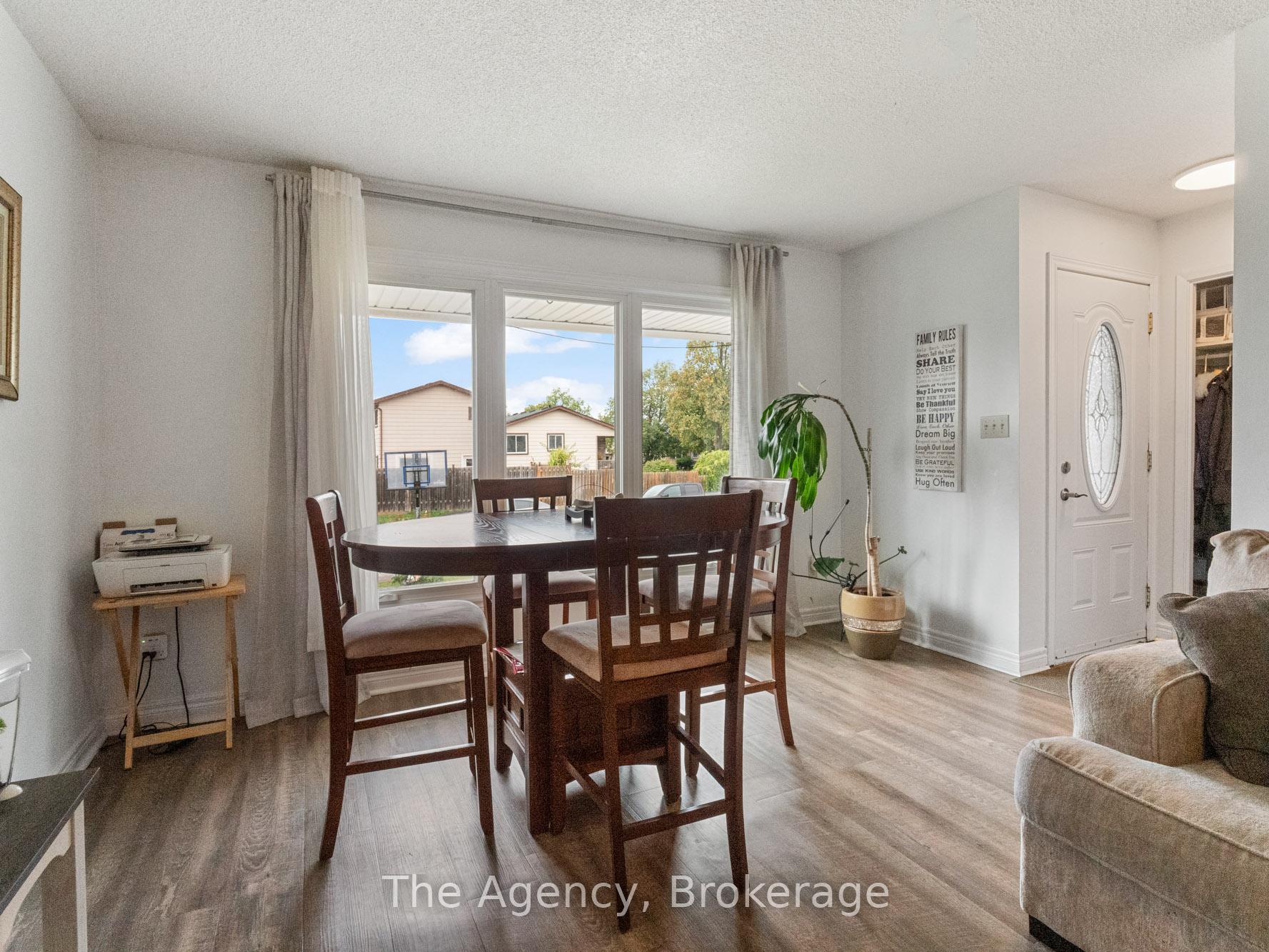 Photo 4 of 47 Canterbury Drive, St. Catharines, Oakdale — HOMEH
