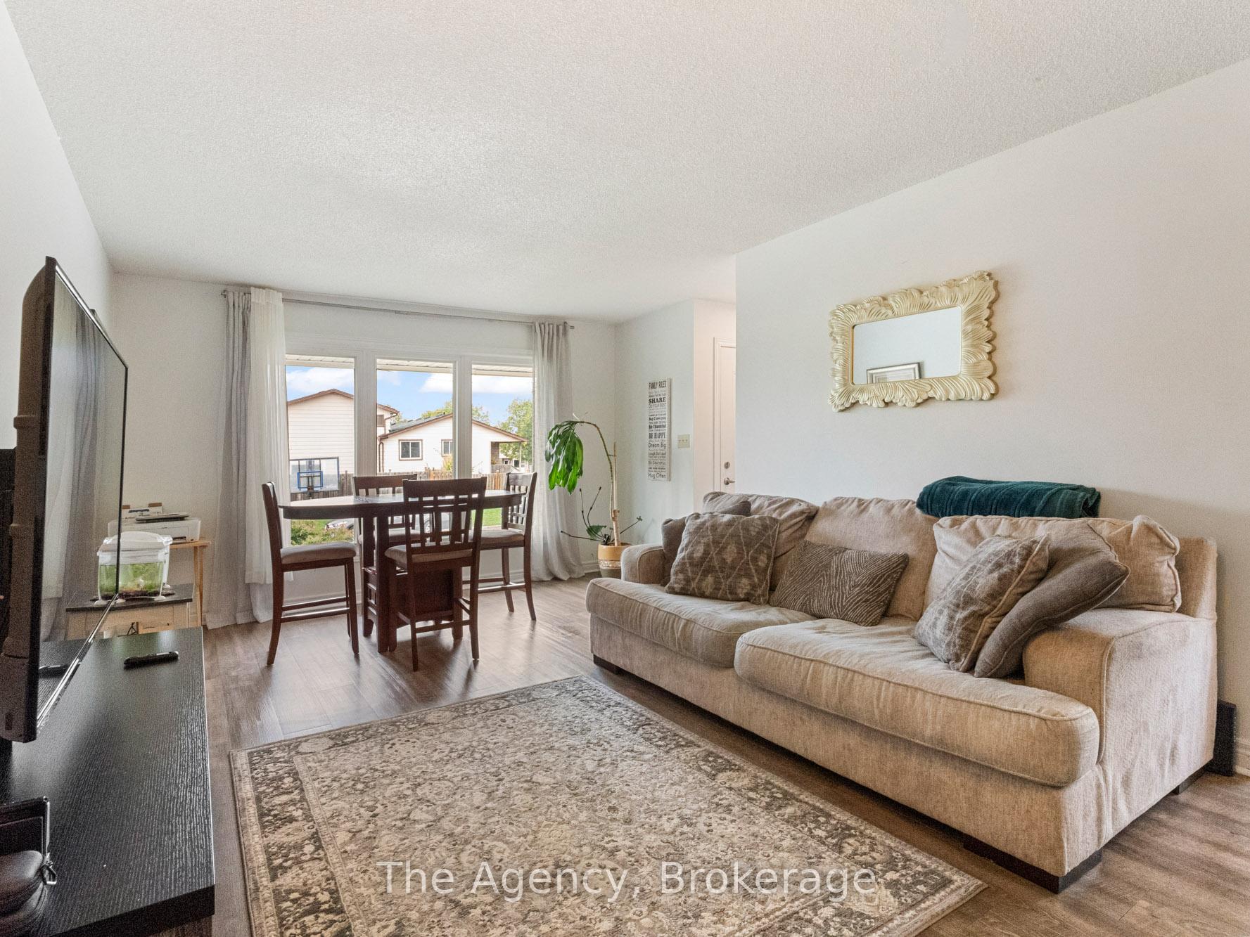 Photo 5 of 47 Canterbury Drive, St. Catharines, Oakdale — HOMEH