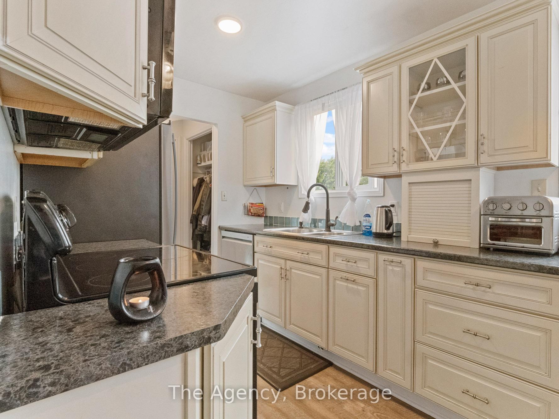 Photo 10 of 47 Canterbury Drive, St. Catharines, Oakdale — HOMEH