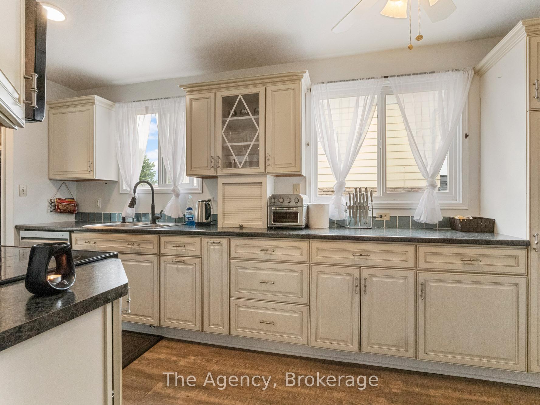 Photo 11 of 47 Canterbury Drive, St. Catharines, Oakdale — HOMEH