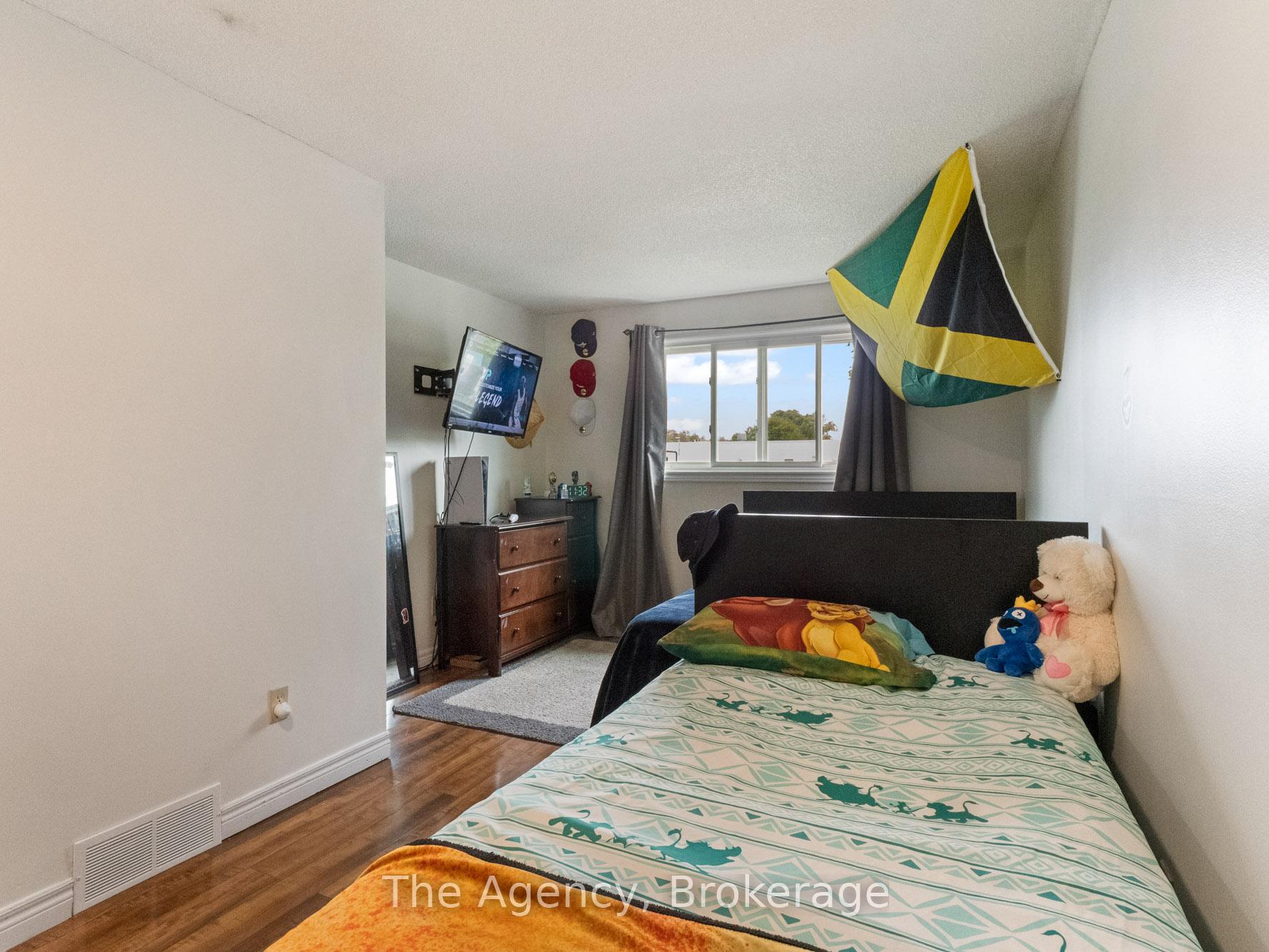 Photo 15 of 47 Canterbury Drive, St. Catharines, Oakdale — HOMEH
