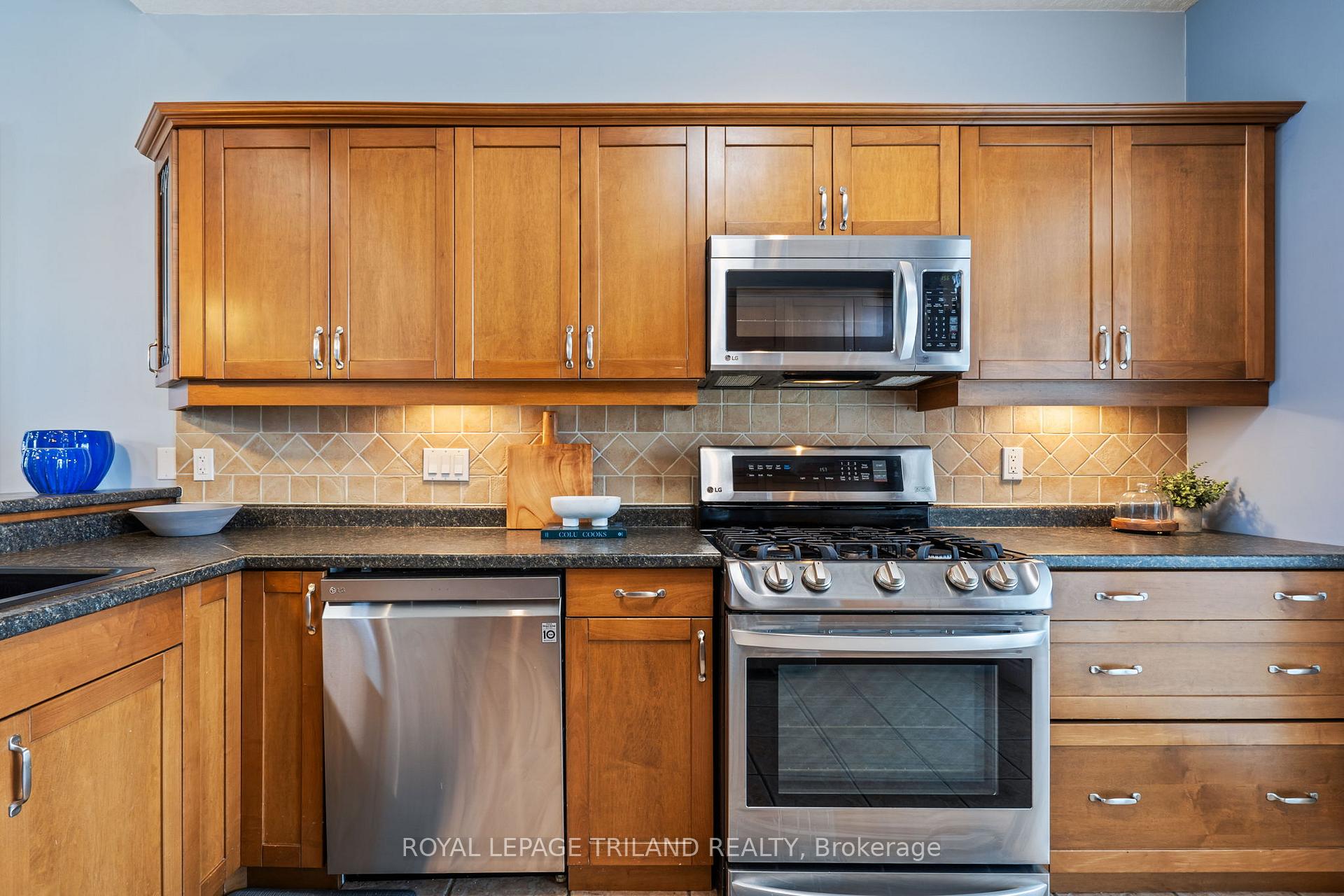Photo 15 of 30 Hagerman Crescent, St. Thomas — HOMEH