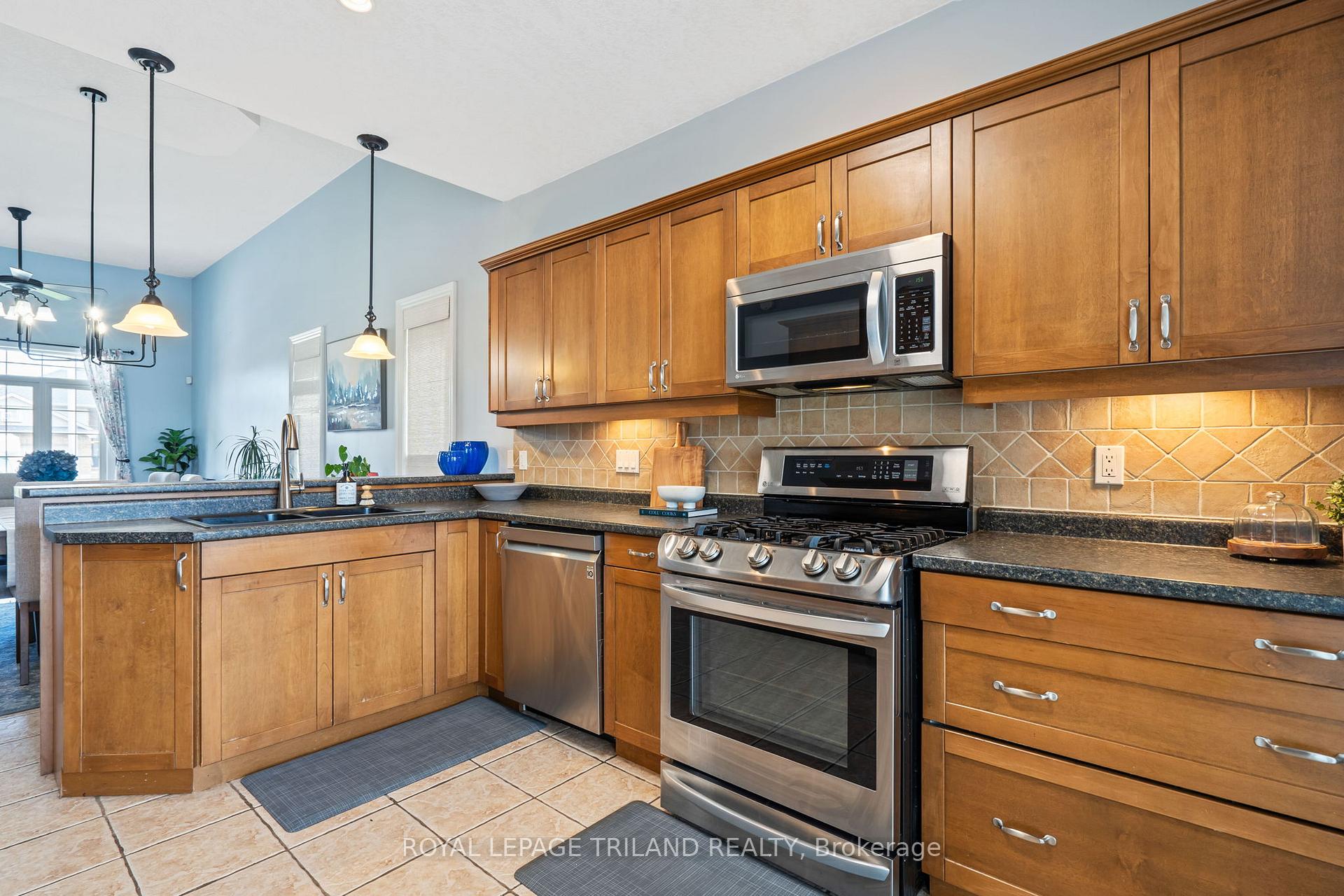 Photo 16 of 30 Hagerman Crescent, St. Thomas — HOMEH
