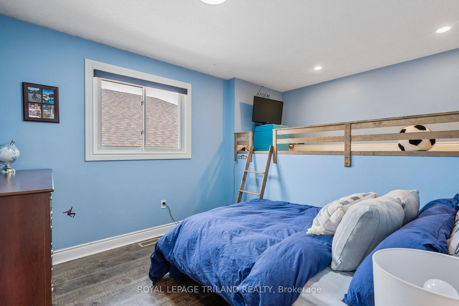 Photo 25 of 30 Hagerman Crescent, St. Thomas — HOMEH