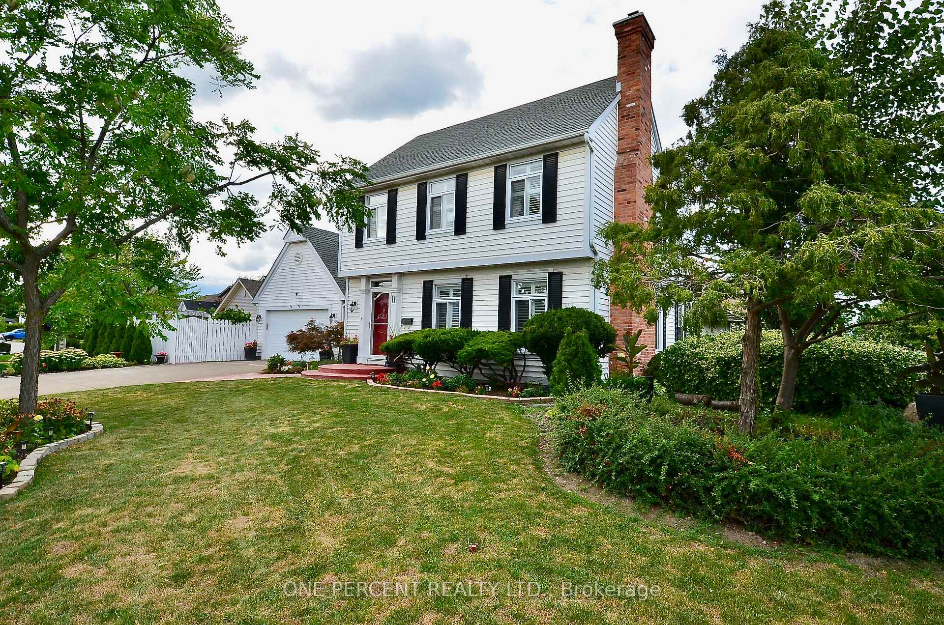 Photo 2 of 1 Dunbar Crescent, St. Catharines, Grapeview — HOMEH