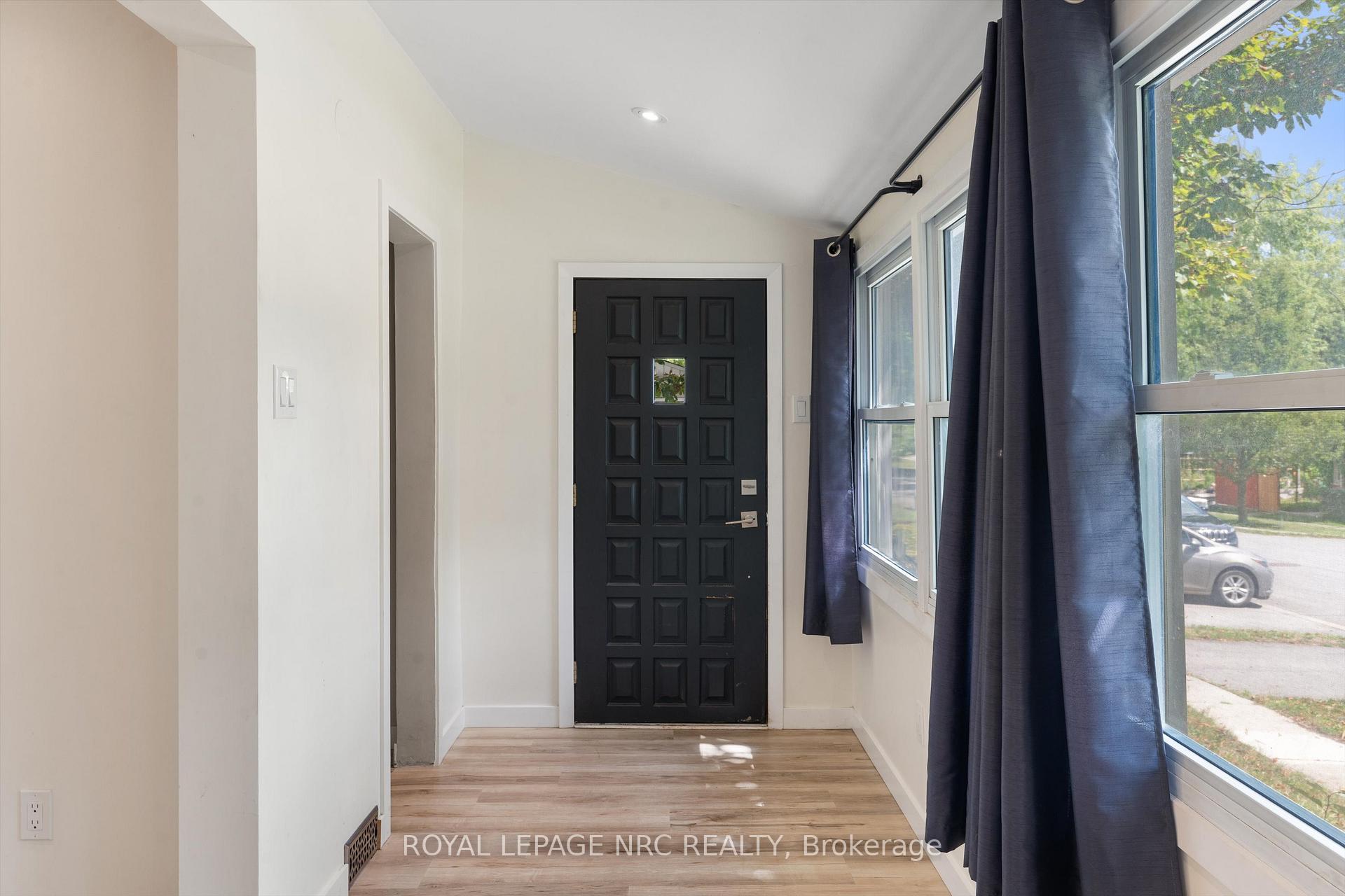 Photo 8 of 27 Maplecrest Avenue, St. Catharines, Burleigh Hill — HOMEH